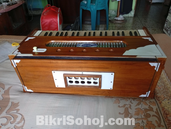 ৪২ রিডের হারমোনিয়াম।